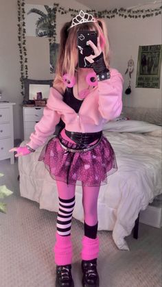 Goth Queen Outfit, Bubblegum Punk Fashion, Bubble Goth Outfits, Cute Outfits Goth, Skirts Over Pants Y2k, Emo Pink Outfit, Kawaii Punk Outfits