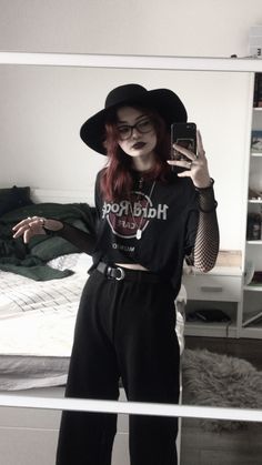 Goth Winery Outfit, Simple Goth Outfit Casual, Goticas Aesthetic Outfit, Goth Ootd, Fat Goth, Hippy Goth, Barista Outfits, College Outfits Aesthetic