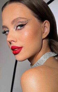 festive makeup, makeup look, makeup look for party, party makeup look, makeup look for Christmas party Makeup Look For Party, Eye Makeup Red Lips, Rhinestone Eye Makeup, Eye Makeup Red, Makeup Ojos, Party Makeup Looks, Rhinestone Makeup, Carnival Makeup, Red Lip Makeup