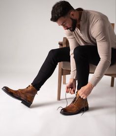 Black Jeans Brown Shoes, Brown Boots Outfit Men, Black Jeans Brown Boots, Brown Chelsea Boots Outfit, Green Suit Men, Brown Boots Outfit, Brown Shoes Men