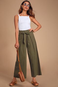 Olive Green Linen Pants Outfit, Wide Leg Pants Outfit Spring, Green Linen Pants Outfit, Green Wide Leg Pants Outfit, Green Pants Outfit, Olive Green Pants, Chic Pants