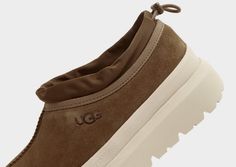 Take on the elements with these men's Tasman Weather Hybrid slip-ons from UGG. In a Chestnut colourway, these slippers are designed to travel outdoors. They have a waterprood suede upper with a rubber galosh that wraps around the sides for added protection, and a snug, bungee-adjustable collar for a locked-in feel. They sit bove a spongy UGGplush wool-lined sole for supreme comfort, while a sugarcane EVA outsole offers durable traction. Finished with signature UGG branding. Nike React Vision, 270 Nike, Ugg Tasman, Travel Outdoors, Football Training, Back To School Shopping, Football Boots, Jd Sports, Outdoor Style