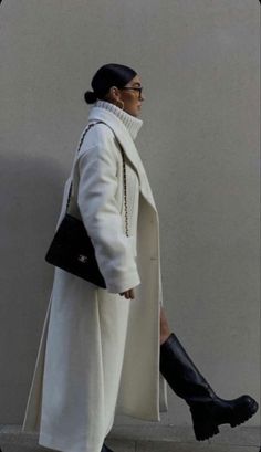 Trendy Outfit Inspo, Fall Fashion Dresses, Cold Outfits, La Fashion Week, White Coat, La Fashion, Autumn Outfit, Winter Fashion Outfits, Women's Summer Fashion