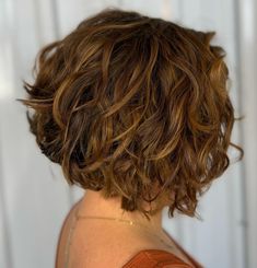 Piece-y Feathered Inverted Bob for Wavy Hair Wavy Layered Haircuts, Short Wavy Hairstyles, Cute Bob Hairstyles, Short Wavy Haircuts, Brown Bob, Angled Bob Hairstyles, Stacked Bob Hairstyles, Wavy Bob Haircuts