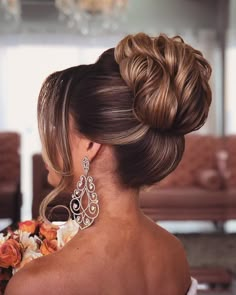 Wedding Guest High Bun Hairstyles, High Updo Sleek, Up Do Hair For Wedding, Textured High Bun Wedding, Elegant High Updo, High Upstyles For Medium Hair, Hair Shinion Style, High Up Do Wedding Hair, Elegant Updos For Long Hair Formal