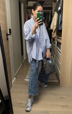 Oversized Pinstripe Shirt Outfit, New England Aesthetic Outfits, Summer Work Outfits Office Casual 2024, White T Shirt Outfit, Ripped Tee, Simple Work Outfits, Outfit Botas, Strip Blouse