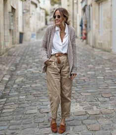 Linda V Wright, Gentle Woman, Khakis Outfit, Parisian Outfits, Stylish Outfits For Women Over 50, Color Combos Outfit, Fashion Corner, Casual Chique, Over 50 Womens Fashion