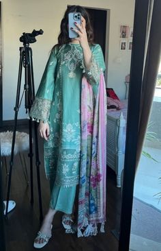 Suit Designs Pakistani, Pakistani Suits Party Wear, Party Wear Pakistani, Walima Dresses, Suits Party Wear, Designer Dresses Elegant, Simple Dress Casual, Shadi Dresses