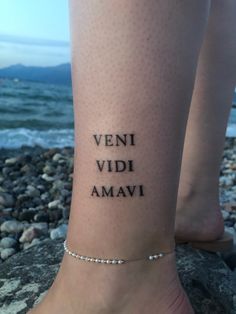 a woman's foot with the words veni vidi amavi written on it