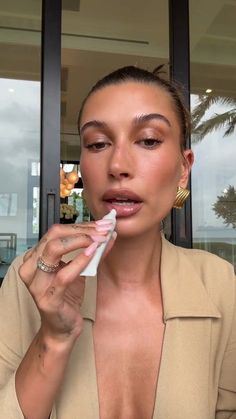 Hailey Bieber Natural Nails, Hailey Bieber Glowy Makeup, Hailey Beiber Make Up Looks, Hailey Bieber Glam, Hailey Bieber Makeup Looks, Fall Makeup 2023, Hayley Bieber