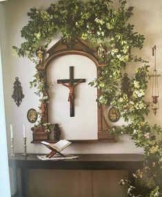 Alter Ideas Spiritual Catholic, Oratory Catholic Home Altar, Jesus Alter Ideas At Home, Bible Display Ideas, Home Chapel Catholic, Altar Ideas Catholic, Catholic Prayer Room, Catholic Decor Home Ideas, Catholic Home Altar Ideas