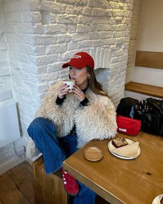 Kezia Cook, White Fur Coat Outfit, Red Sneakers Outfit, Outfits Modernos, Nails Matching, Red Christmas Outfit, White Fur Jacket, Cold Outfit, Amsterdam Fashion