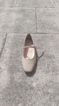 ★★ beige ballet flats★★ They are made out of high quality oil calfskin.  Details.  * 1.6 cm heel. * Materials - Upper Insole : 100% high quality calfskin leather * Sole : Rubber * Size available: EU 35-41 Due to the nature of the Leather we use and the handmade quality of the work,  each piece is likely to be unique in appearance, color and finish.  We believe this is one of the positive qualities of Leather and helps to make  each product personal, and special.  Production method These handmade Beige Ballet Flats, Positive Qualities, Lace Up Flats, Shoes Lace, Handmade Shoes, Be Unique, Strappy Sandals, Gladiator Sandals, Ballerinas