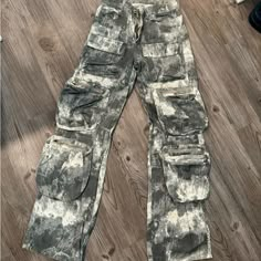 Printed Baggy Streetwear Cargo Pants. Fit Like Us Women’s Size 4. Nwt. Never Worn Diy Cargo Pants, Cargo Pants Fit, Vintage Cargo Pants, Streetwear Cargo Pants, Cargo Pants Color, Pocket Cargo Pants, Baggy Streetwear, Baggy Cargo Pants, Men Pants