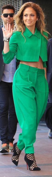 Green jacket, pleated pants, studded bracelet, and black cage boots Jennifer Lopez Outfits, J Lo Fashion, Cristina Ferreira, True Autumn, Fashion Moments, Vegas Baby, Fashion Icons, Green Pants, American Idol