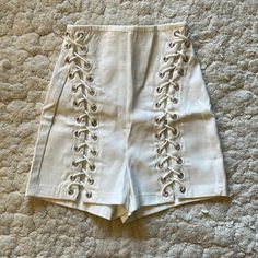 Hot & Delicious High Waisted White Shorts Nwt - Runs Small Probably Would Fit Extra Small Best High Waisted White Shorts, Formal Shorts, Collar Vest, Pleated Jacket, Cream Shorts, Nike Air Max Tn, Peaches Cream, Bow Detail Dress, High Waist Shorts