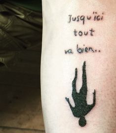 a person with a tattoo on their arm that reads, juqui is tout va bien