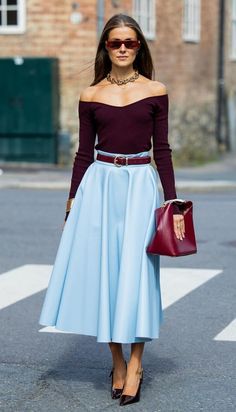 Blue Velvet Skirt Outfit, Dark Teal Outfit, Blue Satin Skirt Outfit, Navy Blue Outfit Ideas, London Fall Outfits, Cobalt Blue Outfit, Burgundy Outfits, Blue Skirt Outfits, Elegantes Outfit Damen