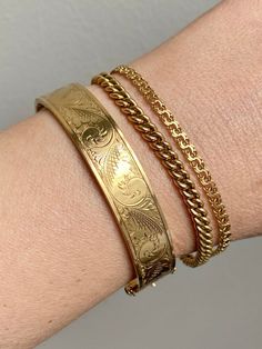 Vintage Jewelry Gold, Vintage Bracelets Gold, Bangle Designs Gold, Curls Pattern, Vintage Gold Jewellery, Gold Vintage Bracelet, Vintage Gold Jewelry, Golden Bangles, Gold Fashion Jewelry