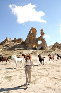 #horsesphotoshoot #cappadocia #turkey #fashioneditorial Kappadokia Cappadocia Turkey, Cappadocia Autumn Outfit, Capadocia Turkey Outfit, Cappadocia Photo Ideas, Cappadocia Outfit, Istanbul Places To Visit, Istanbul Travel Guide, Turkey Travel Guide, Travel Pose