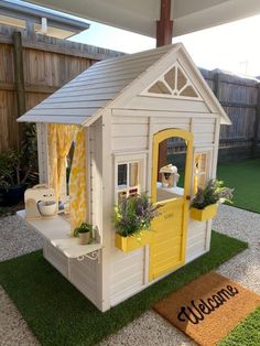 a dog house that is sitting on the grass