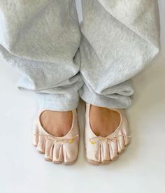 Finger Shoes, Vibram Fivefingers, Jeweled Shoes, Funky Shoes, Shoe Inspo, Mode Inspo, Shoe Obsession, Style Chic, Shoe Game