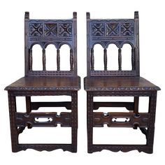 Set of 2 Spanish chairs with wooden seats on walnut and sycamore structure with hand-carved decoration. These chairs are faithful to the Spanish character and each one features carvings that use typical Spanish elements. Carved Chairs, Wood Side Chair, Colonial Design, Leather Side Chair, Leather Carving, French Chairs, Family Dining, Antique Chairs, Upholstered Side Chair