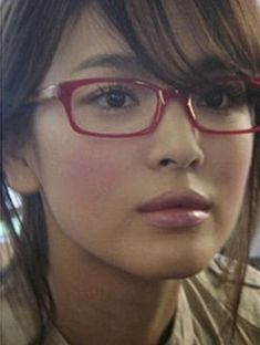 Soft Bayonetta Makeup, Bayonetta Makeup, Korean Glasses, Bayonetta Glasses, Red Glasses, Cute Glasses, Song Hye Kyo, Jane Birkin, Wearing Glasses