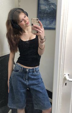 Long Jean Shorts Outfit Aesthetic, Jorts And Tanktops, Cool Cute Outfits, Outfit Ideas For Thick Thighs, Jorts Outfit Women’s, 90s Skater Style, Jorts Outfit, Downtown Aesthetic, New York Vibes