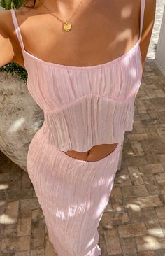 The Moment Pink Cami Top – Beginning Boutique US Lyssielooloo Outfits, Boho Outfit Inspiration, Shore Outfit, Pink Outfits Summer, European Outfits Summer, Chic Feminine Style, Girly Summer Outfits, Pink Cami Top, Feminine Clothing