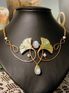 Más tamaños | Collier Ginkgo Biloba | Flickr: ¡Intercambio de fotos! Bijoux Art Deco, Art Nouveau Jewellery, Bijoux Art Nouveau, Nouveau Jewelry, Paphos, Art Nouveau Design, Wire Necklace, Art Nouveau Jewelry, Art Nouveau Art