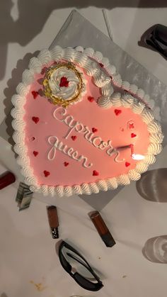 Pink cake that says Capricorn queen 18th Birthday Cake Capricorn, Capricorn Cakes Ideas, Capricorn Cake Design, Pink Capricorn Cake, Heart Capricorn Cake, Capricorn Themed Birthday Party