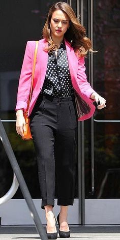 hot pink blazer Pink Blazer Outfit, Bright Blazer, Blazer Rosa, Soft Feminine Outfits, Xavier Rudd, Classy Blouses, Pink Jacket Blazer, Hot Pink Blazers, Sweet Photo