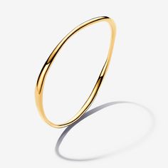 The Organically Shaped Bangle is a sleek style essential. This 14k gold-plated bangle features a wavy profile that varies in thickness, creating a sense of movement and a subtle undulating effect. Inspired by the natural lines and curves found in nature, this modern piece is effortlessly elegant. Stack this bangle up the arm with your other favorite bracelets and bangles, or let it stand alone as a lesson in simple beauty. - Pandora Organically Shaped Bangle - 14k Gold-plated unique metal blend Pandora Essence, Custom Charm Bracelet, Rose Gold Plated Ring, Pearl Engagement Ring, Solid Gold Necklace, Solid Gold Earrings, Sleek Style, Free Bracelet, White Gold Necklaces