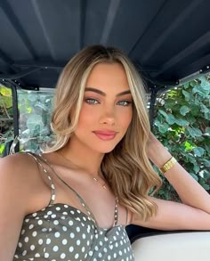 Jade Distinguin, Bombshell Hair, Instagram Crush, Polka Dots Outfit, Blonde Model, Modern Hairstyles, Summer Hair Color, Cute Woman, Girl Face