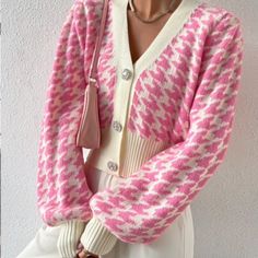 Super Cute And Stylish Ships In 5-10 Business Days Cardigan Pink, Áo Len Cardigan, Cardigan Casual, Cardigan Sweater Coat, Legging Sport, Pink Cardigan, Houndstooth Pattern, Sweater Material, Short Coat