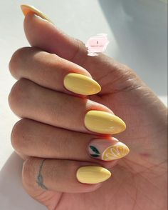 Summer Nail Yellow, Yellow Nails Lemon, Fruit Nails Art, Lemon Yellow Nail Art, Nail Ideas Builder Gel, Nails Fruit Summer, Cute Lemon Nails, Cute Fruit Nail Designs, Yellow Nails With Lemons