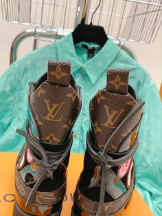 It comes with Dust box, Care manual, Tag and Paper bag.  Guide about size: Gucci Sneakers Outfit, Whimsical Shoes, Nike Shoes Women Fashion, Fly Shoes, Bag Guide, Shoes Outfit Fashion, Fashionable Shoes, Lv Shoes, Gucci Sneakers