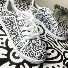 Doodles On Shoes, Doodles On Converse, Spiderman Doodles, Shoes Doodle, Mr Doodle, Shoes Artwork, Doodle Shoes, Sharpie Shoes, Heart Eyes Emoji