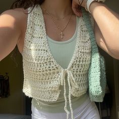 Crochet cream cardigan! Reading Friends, Aesthetic Pants, Grey Outfits, Crocheted Cardigan, Knit Clothing, Crochet Top Outfit, Flowers Coffee, Beginner Crochet Tutorial