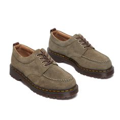 The Lowell blends contemporary aesthetics with archival workwear designs. A 4-eye shoe constructed from olive Hairy Suede with a comfort-focused padded collar. Highlighted with stitch detailing and finished with a moc toe. The Lowell stands on a rugged BEN outsole and secured with a yellow welt stitch.Developed in the 80s. The BEN sole has deeper cleats and a rugged undersole tread pattern. Goodyear-welted lines are heat-sealed and reinforced with our signature welt stitch. Wicked Fashion, Broken Foot, Trench Vest, Sweater Socks, Moccasins Style, Shoe Crafts, Meow Meow, Goodyear Welt, Suede Shoes