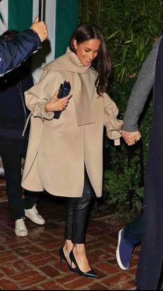 Nobody wants their clothes to age them Meghan Markle Evening Style, Megan Markel Outfit, Meghan Markle Winter Outfits, Megan Markle Fashion, Meghan Markle Winter Style, Megan Markle Style Classy, Meghan Markle Style 2023, Meagan Markle Style, Megan Markle Style 2024