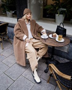 // v i k y Teddy Bear Coat Outfit, Teddy Coat Outfit, Winter Mode Outfits, Teddy Bear Coat, Teddy Coat, Influencers Fashion, Coat Outfits, Autumn Outfit, Winter Coats Women