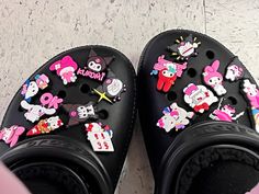 Hello Kitty Crocs Jibbitz, Hello Kitty Crocs Aesthetic, Black Crocs With Hello Kitty Charms, Hello Kitty Crocs Charms, Crocs With Hello Kitty Charms, Kuromi Crocs, Cute Black Crocs, Black Crocs With Charms