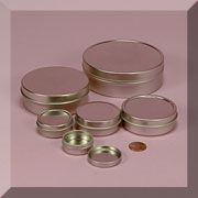 there are many small tins with lids on the table