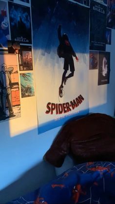 😍 Men Posters Bedroom, Spider Man Room Aesthetic, Miles Morales Room, Spider Man Room Ideas, Spiderman Room Aesthetic, Marvel Room Aesthetic, Spider-man Room, Spiderman Posters, Spiderman Room Ideas