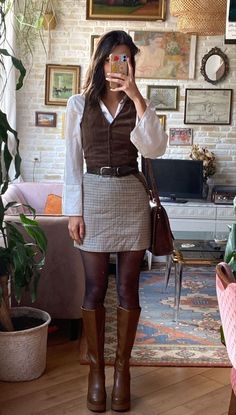 vest paired with a micro plaid miniskirt( ◠‿◠ ) Vinter Mode Outfits, 40s Mode, Academia Outfits, American Beauty, Inspired Outfits, Autumn Outfit