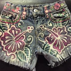 Revamp Jeans, Modified Clothing, Purple Widget, Wearable Crafts, Painted Clothing, Cycling Clothes, Diy Denim, Blue Jeans Crafts, Diy Shorts