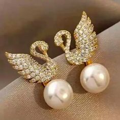 Beautiful Crystal Gold Plated Swan Earrings With A Drop Pearl. Very Reminiscent Of The Swarovski Swan. Not Marked. Pierced. Nwot Swan Earrings, Gold Swan, Swarovski Swan, Makeup Accesories, Juicy Couture Charms, Skull Earrings, Pink Earrings, Vintage Crystal, Vintage Rhinestone