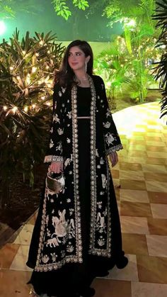 Pakistani Luxury Dresses, Fancy Frocks Pakistani Wedding Dresses, Fancy Indian Outfits, Eastern Outfit Ideas, Fancy Dresses Design Pakistani, Desi Formal Dresses, Scratch Dress Designs, Desi Dress Aesthetic, Black Desi Wedding Dress